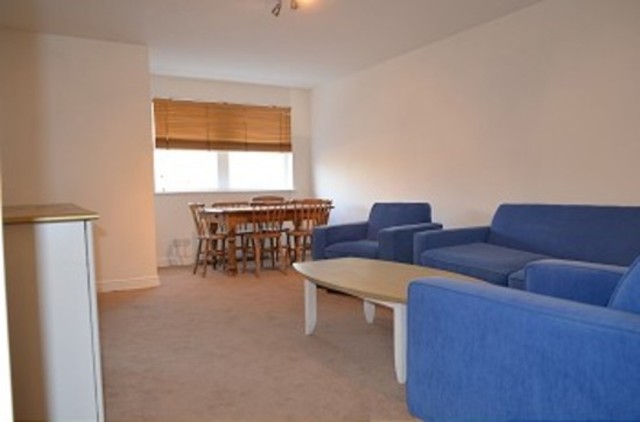  Image of 2 Bedroom Flat to rent at Kirkland Drive Holtswhite Hill Enfield Chase, EN2 0RT
