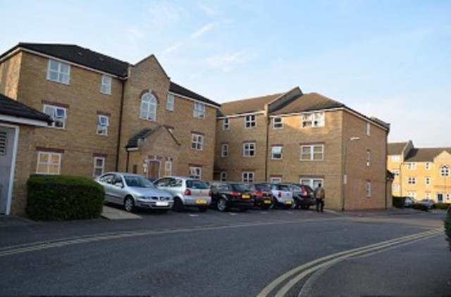  Image of 2 Bedroom Flat to rent at Kirkland Drive Holtswhite Hill Enfield Chase, EN2 0RT