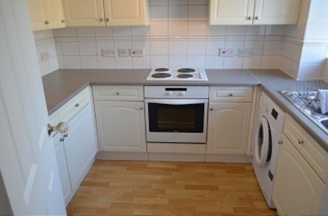  Image of 2 Bedroom Flat to rent at Kirkland Drive Holtswhite Hill Enfield Chase, EN2 0RT