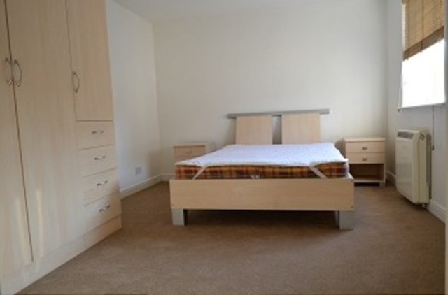  Image of 2 Bedroom Flat to rent at Kirkland Drive Holtswhite Hill Enfield Chase, EN2 0RT
