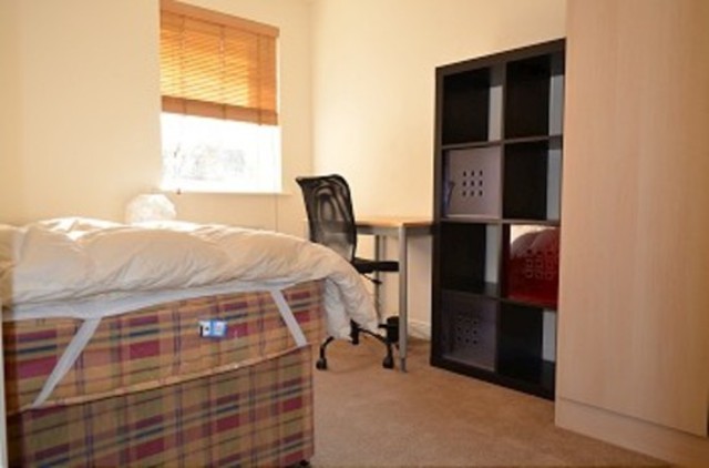  Image of 2 Bedroom Flat to rent at Kirkland Drive Holtswhite Hill Enfield Chase, EN2 0RT