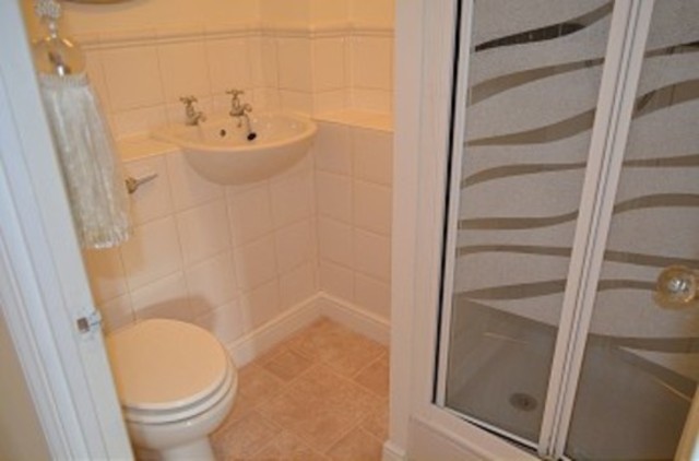  Image of 2 Bedroom Flat to rent at Kirkland Drive Holtswhite Hill Enfield Chase, EN2 0RT