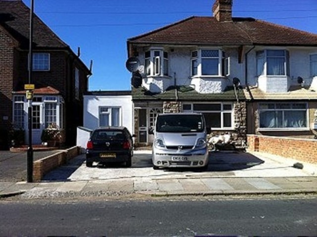  Image of 1 Bedroom Flat to rent at Mitchell Road  Palmers Green, N13 6EG