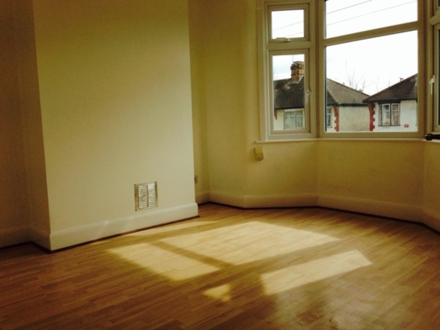  Image of 1 Bedroom Flat to rent at Mitchell Road  Palmers Green, N13 6EG