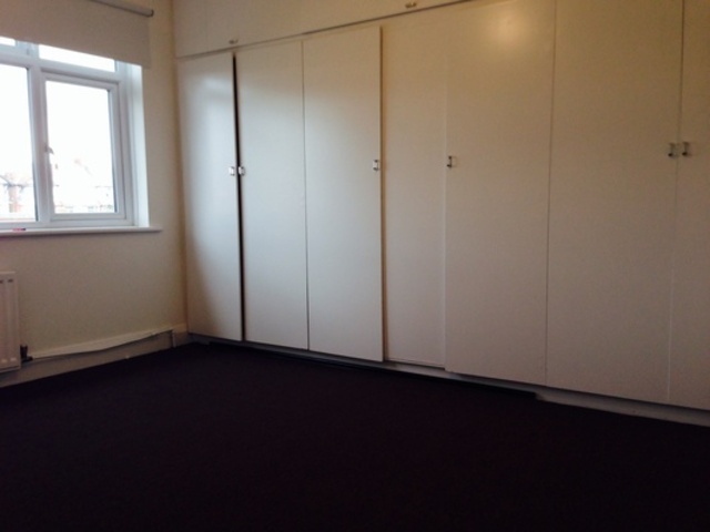  Image of 1 Bedroom Flat to rent at Mitchell Road  Palmers Green, N13 6EG