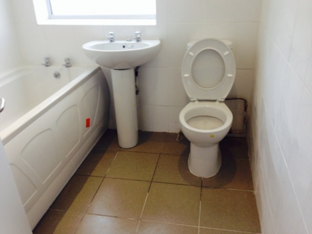  Image of 1 Bedroom Flat to rent at Mitchell Road  Palmers Green, N13 6EG