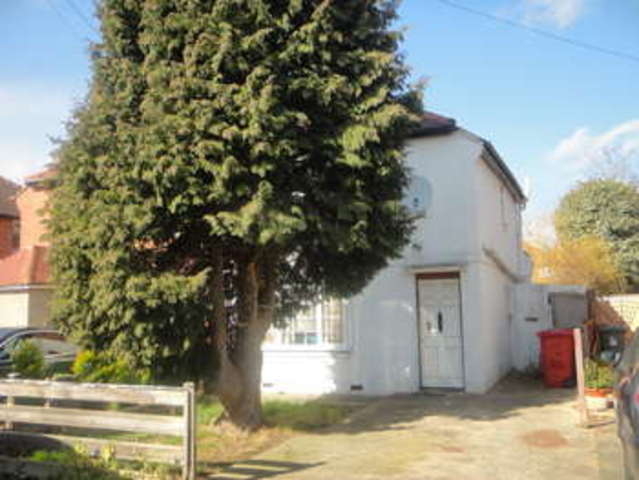  Image of 3 Bedroom Semi-Detached for sale at Norfolk Avenue  Slough, SL1 3AF