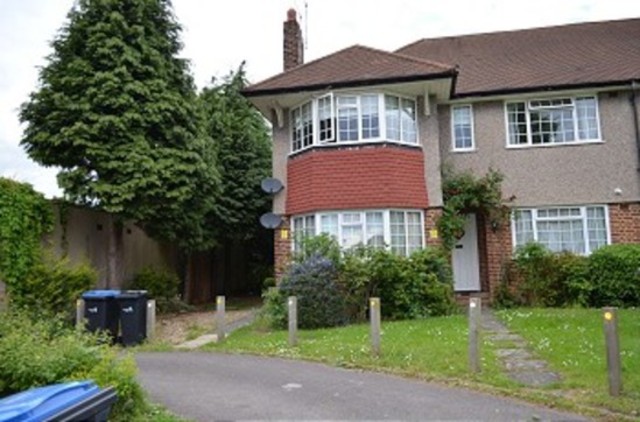  Image of 2 Bedroom Maisonette to rent at Oakwood Close  Southgate, N14 4JY