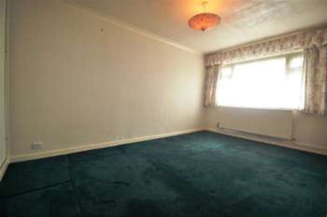  Image of 2 Bedroom Apartment to rent at Morden, SM4 5RN