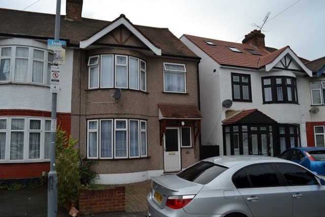  Image of 3 Bedroom Semi-Detached to rent at Reynold Avenue  Chadwell Heath, RM6 4NT
