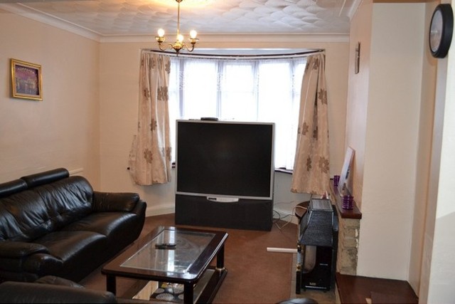  Image of 3 Bedroom Semi-Detached to rent at Reynold Avenue  Chadwell Heath, RM6 4NT
