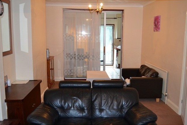  Image of 3 Bedroom Semi-Detached to rent at Reynold Avenue  Chadwell Heath, RM6 4NT