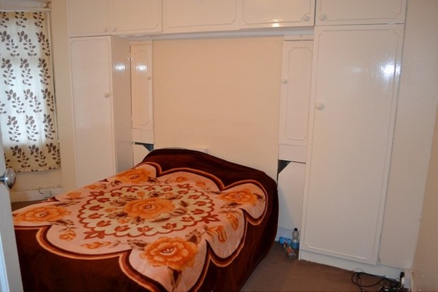  Image of 3 Bedroom Semi-Detached to rent at Reynold Avenue  Chadwell Heath, RM6 4NT