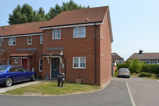 Image of 3 Bedroom End of Terrace to rent at Sherman Gardens  Chadwell Heath, RM6 4AX