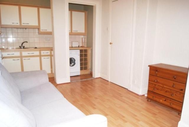  Image of 1 Bedroom Flat to rent at Shawlands Glasgow Glasgow, G41 3AJ