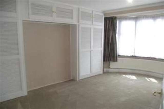  Image of 3 Bedroom Detached to rent at London, E18 1LY