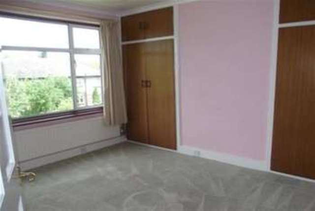  Image of 3 Bedroom Detached to rent at London, E18 1LY