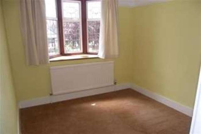  Image of 3 Bedroom Detached to rent at London, E18 1LY