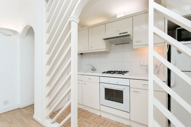  Image of 2 Bedroom Flat to rent at Sutherland Avenue Array Westbourne Green, W9 2HF