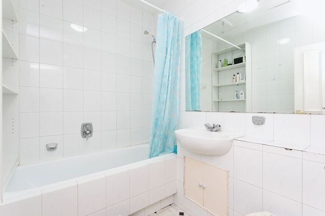  Image of 2 Bedroom Flat to rent at Sutherland Avenue Array Westbourne Green, W9 2HF