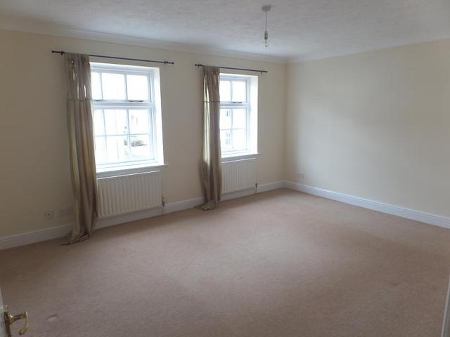  Image of 2 Bedroom Flat to rent at Chichester, PO19 7JJ