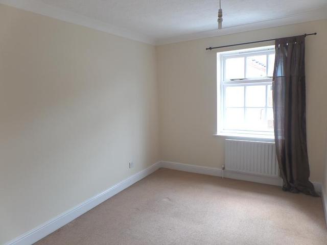 Image of 2 Bedroom Flat to rent at Chichester, PO19 7JJ
