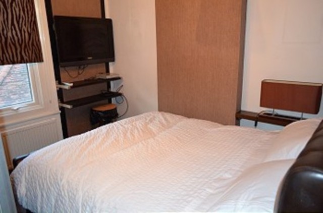  Image of 1 Bedroom Flat to rent at The Mall  Southgate, N14 6LR