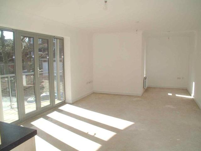  Image of 2 Bedroom Flat to rent at 220 London Road  St Albans, AL1 1NU