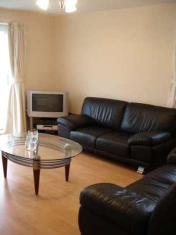  Image of 2 Bedroom Apartment to rent at Highfield House, Town Mead West Green Crawley, RH11 7EH