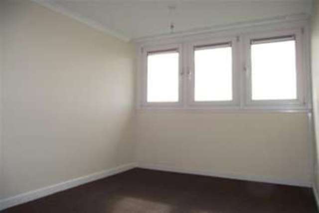  Image of 3 Bedroom Flat to rent at Southampton, SO16 4PT