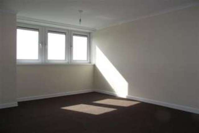  Image of 3 Bedroom Flat to rent at Southampton, SO16 4PT