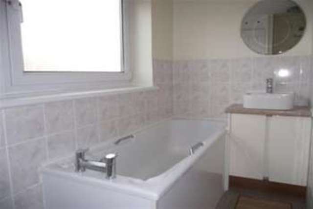  Image of 3 Bedroom Flat to rent at Southampton, SO16 4PT