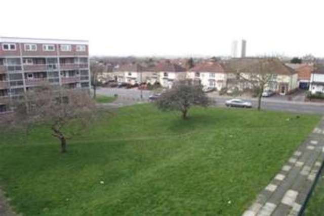  Image of 3 Bedroom Flat to rent at Southampton, SO16 4PT