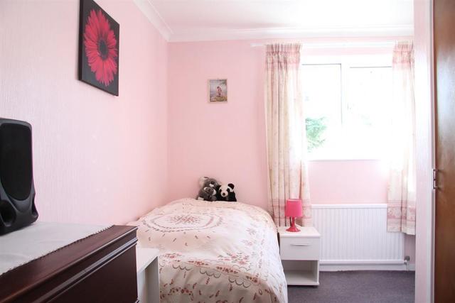  Image of 4 Bedroom Detached for sale at Leeds  Tinshill, LS16 6RT