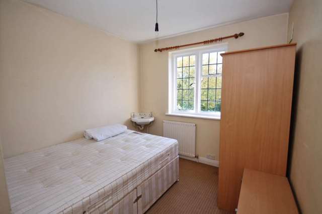  Image of 4 Bedroom Semi-Detached to rent at Beechcroft Avenue  New Malden, KT3 3EG