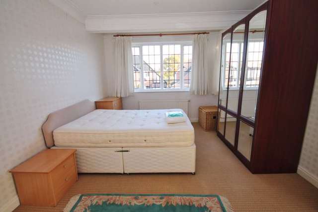  Image of 4 Bedroom Semi-Detached to rent at Beechcroft Avenue  New Malden, KT3 3EG