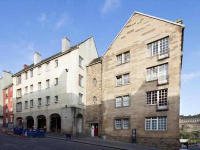  Image of 3 Bedroom Flat to rent at Canongate  Edinburgh, EH8 8BQ