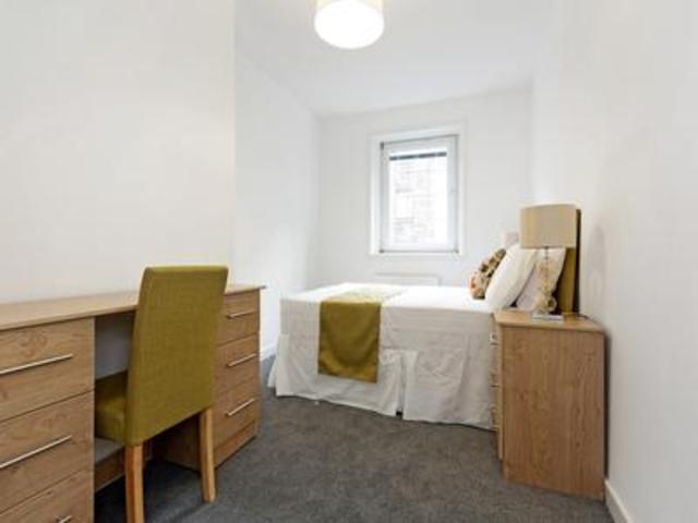  Image of 3 Bedroom Flat to rent at Canongate  Edinburgh, EH8 8BQ