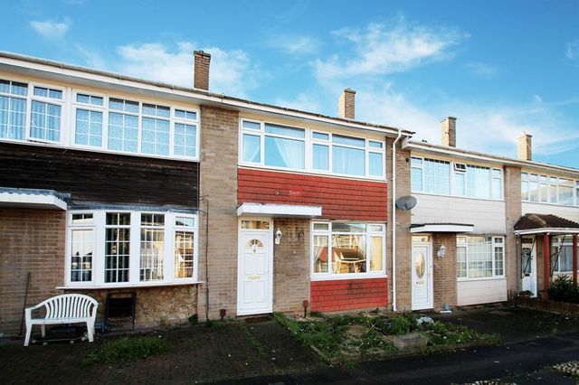  Image of 3 Bedroom Terraced to rent at Chatham Grove  Chatham, ME4 6LX