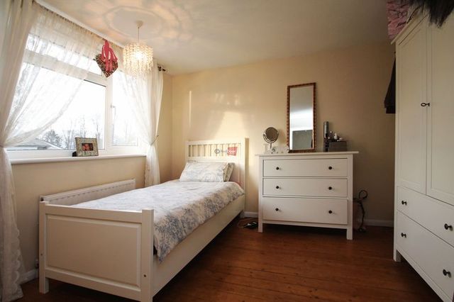  Image of 3 Bedroom Terraced to rent at Chatham Grove  Chatham, ME4 6LX