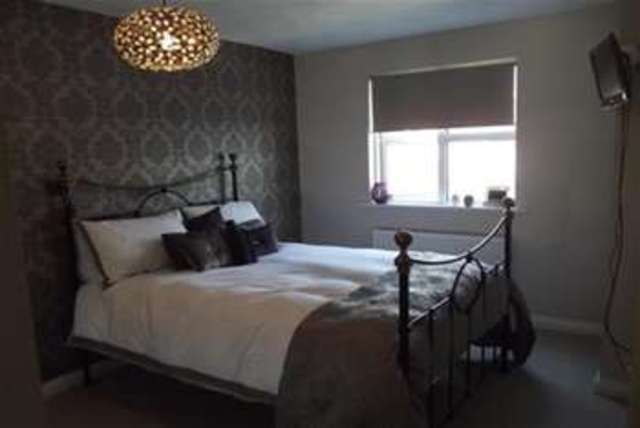  Image of 2 Bedroom Detached to rent at Cobham, KT11 1HL