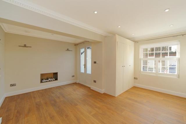 living room Image of 1 Bedroom Detached to rent at Doria Road London, SW6 4UG Image of living room