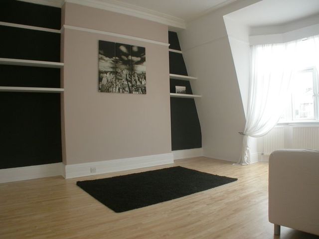  Image of 3 Bedroom Flat to rent at Elgin Avenue Array Maida Vale, W9 1JG
