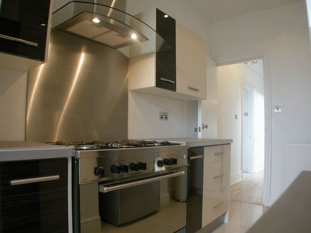  Image of 3 Bedroom Flat to rent at Elgin Avenue Array Maida Vale, W9 1JG