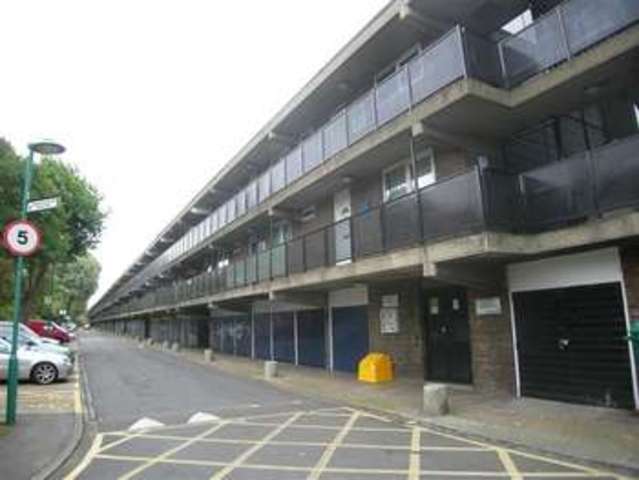 Image of 1 Bedroom Flat to rent at Brixton, SW2 5DF