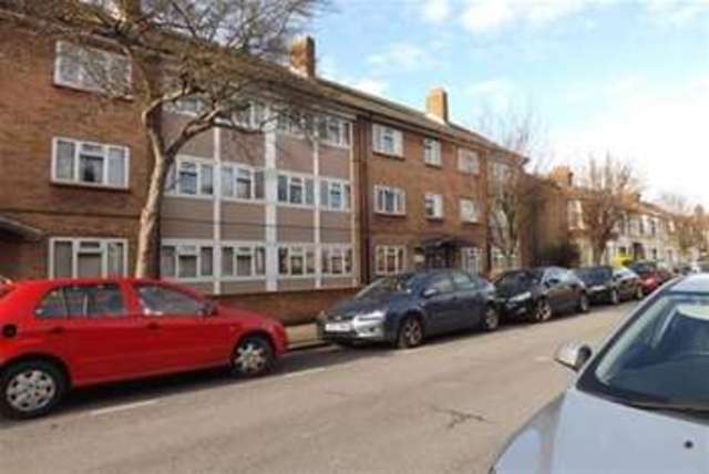  Image of 3 Bedroom Detached to rent at London, E10 6LE