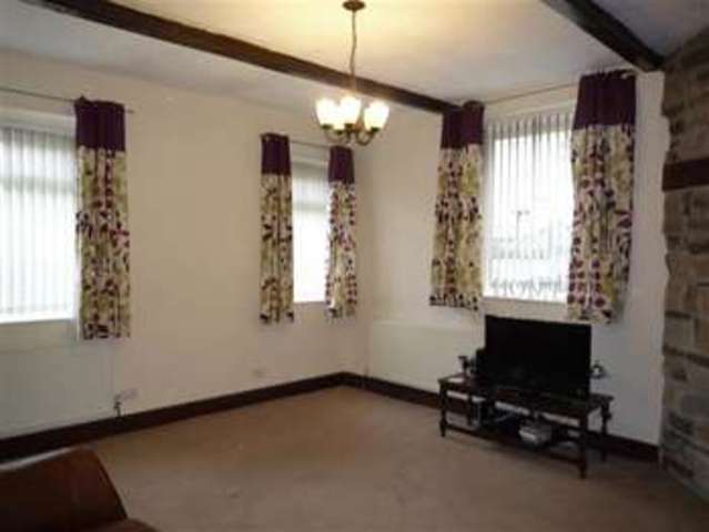  Image of 3 Bedroom Semi-Detached to rent at Milnsbridge, HD4 5SF