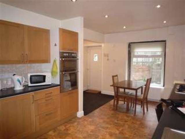  Image of 3 Bedroom Semi-Detached to rent at Milnsbridge, HD4 5SF