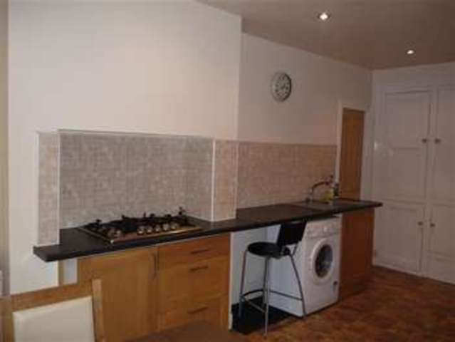  Image of 3 Bedroom Semi-Detached to rent at Milnsbridge, HD4 5SF