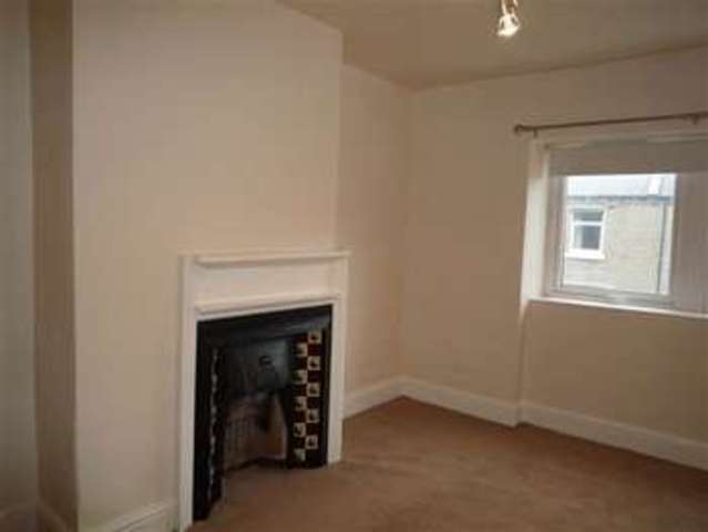  Image of 3 Bedroom Semi-Detached to rent at Milnsbridge, HD4 5SF